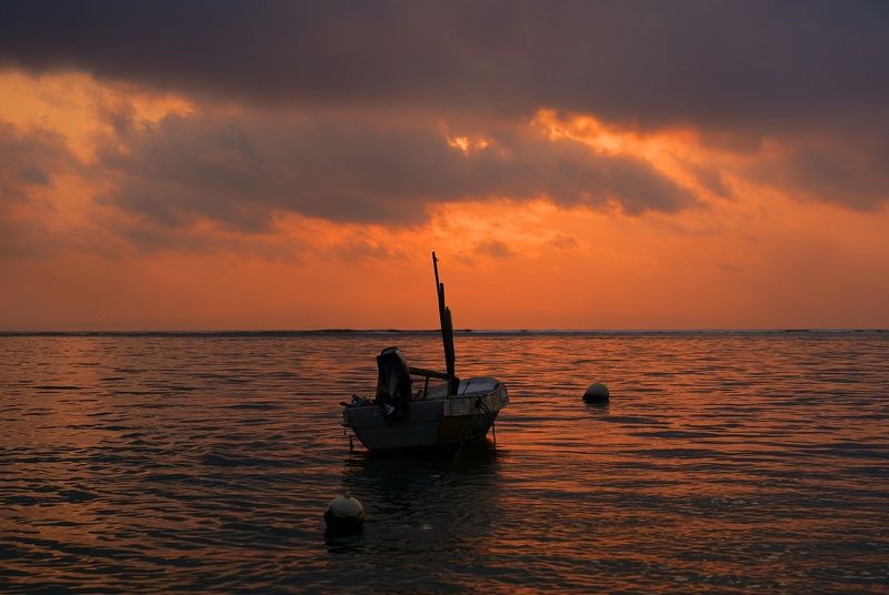 dawn, sunrise, shore, sea, ocean, sky, horizon, boat, color, light, reflection, landscape, nature, morning, bright Boat фото превью