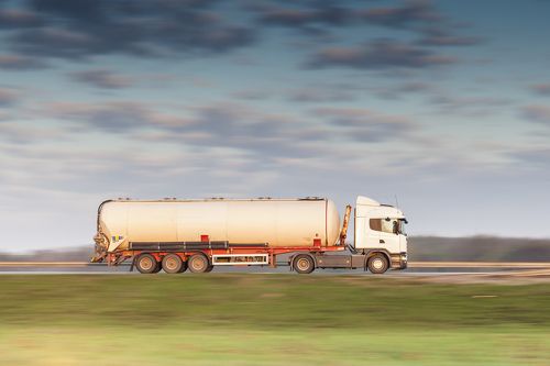 Грузовики на трассе