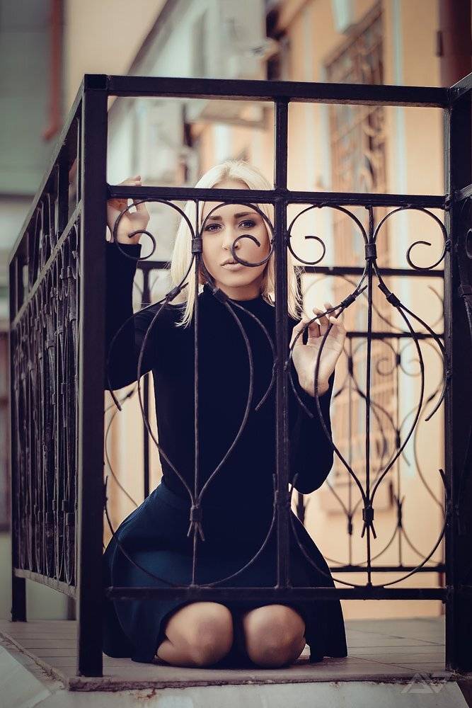 девушка, блондинка, ковка, город, решетка , Александр Юшкевич