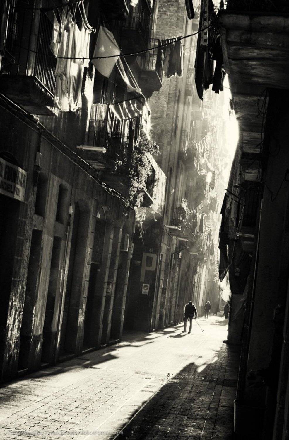 barcelona, hdr, spain, alley, balcony, brigth, bw, catchlight, city, linen, monochrome, morning, old, ray, strasse, street, street cleaner, street-sweeper, sunny, барселона, испания, балкон, бельё, блик, город, дворник, луч, монохром, переулок, солнечный,, Максим Ковалёв