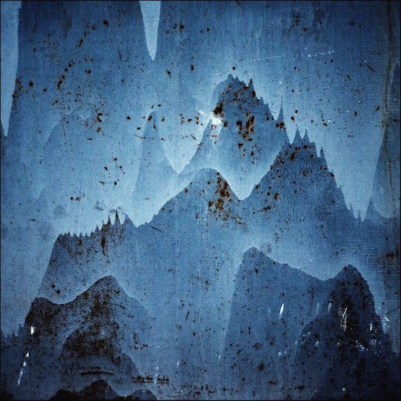 Сюжеты на стенах и древесной фактуре фото превью