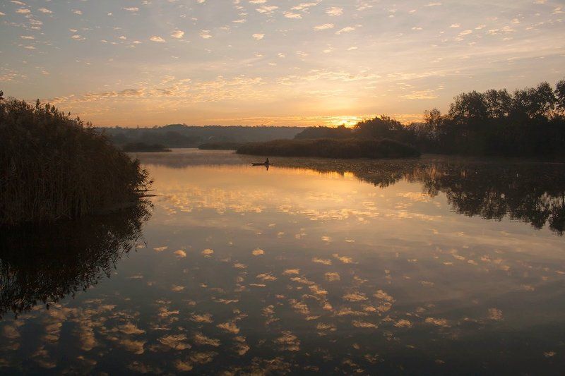 Река. Восход.Рыбак. Золотые россыпи. фото превью