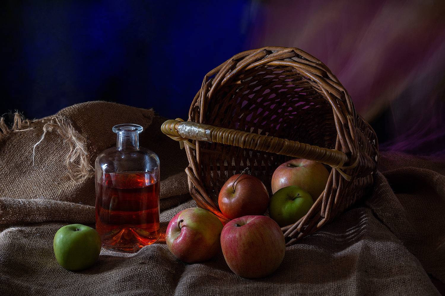 корзинка, яблоки, бутылка, мешковина, Баг Алексей