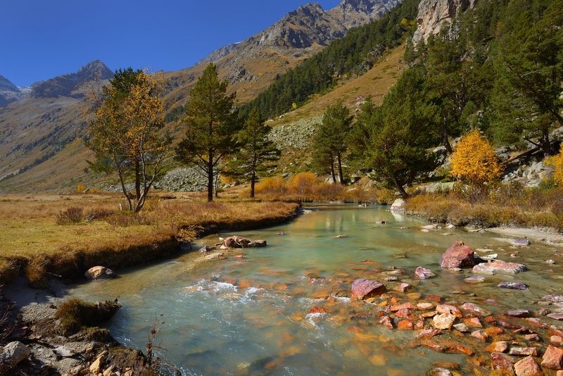 Осеняя река в горах фото превью