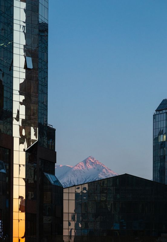 город,горы,здание,небо,cityscape,travel,отражение,стекло The city and the mountains фото превью