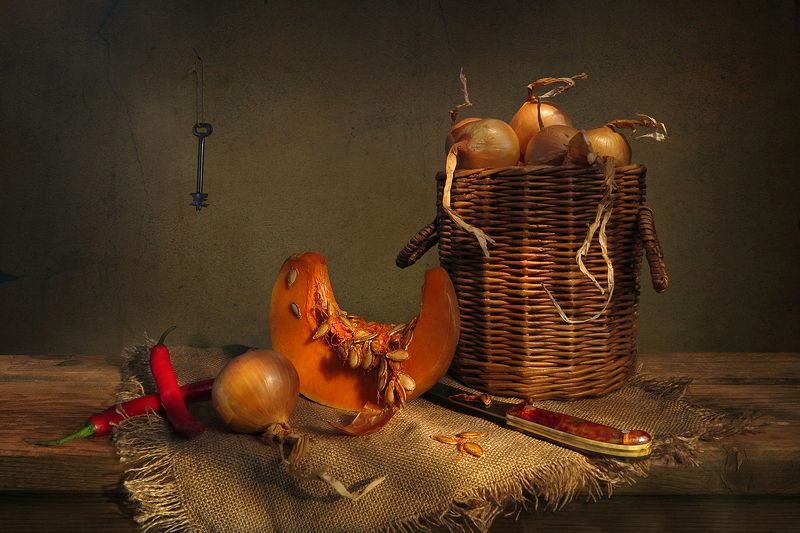 натюрморт,тыква,лук,корзина,мешковина,нож,горький перец,ключ Про тыкву и лук фото превью