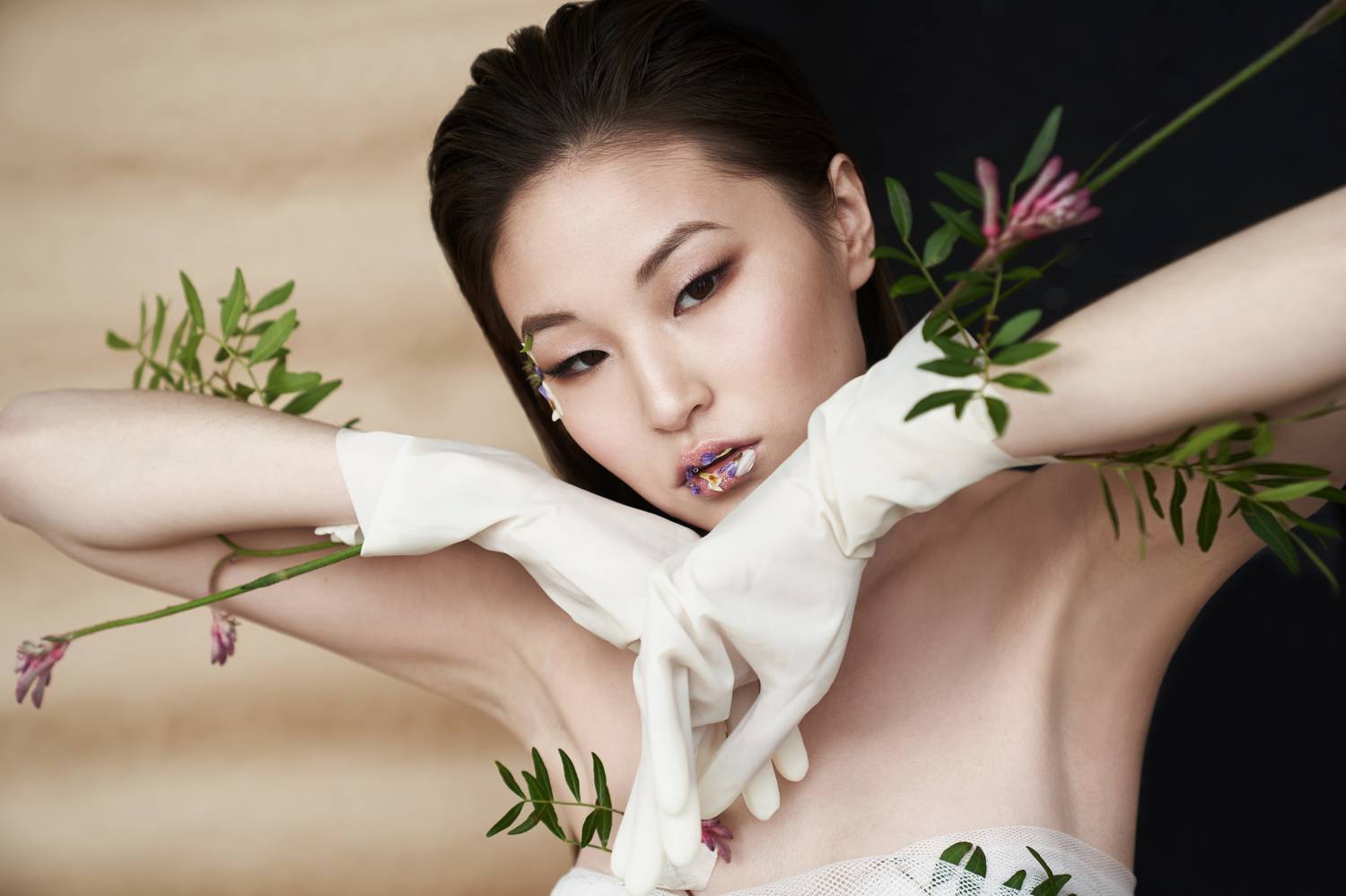 весна, перчатки, цветы, азиатка, Дарья Комарова