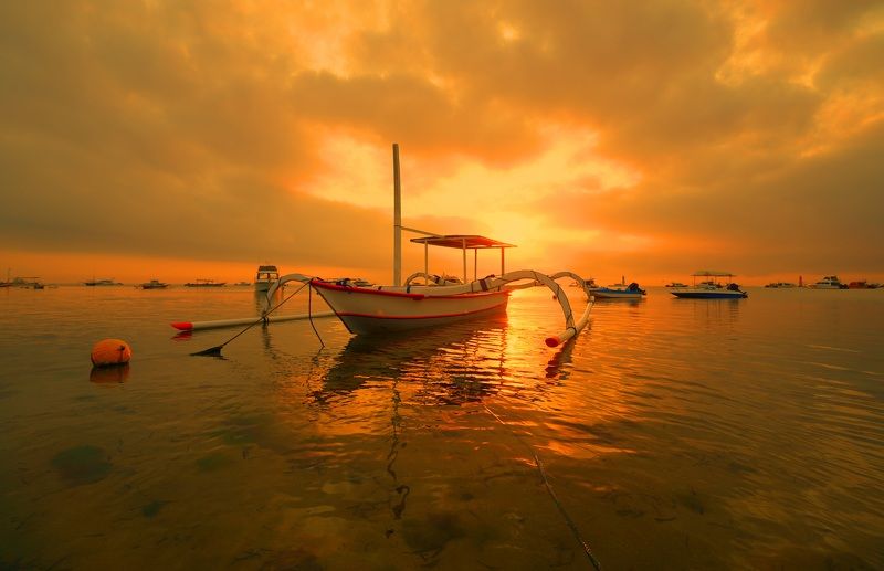 dawn, sunrise, shore, sea, ocean, sky, horizon, boat, color, light, reflection, landscape, nature, morning, bright, jukung Fishing boat фото превью