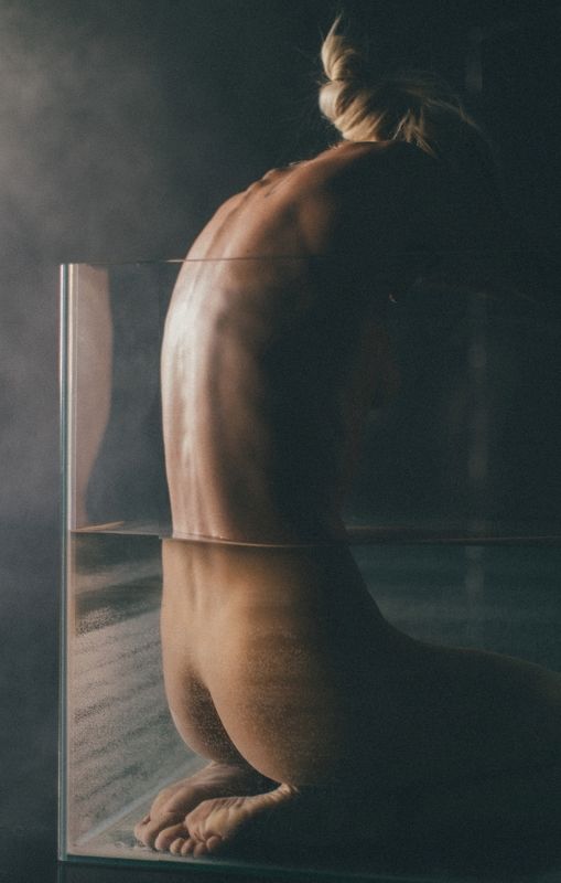 art, nude, naked, sensual, sensuality, female, body, water, studio, model, sexy, posing, erotic, backstage, classy, back, sitting, hips, feet, * * * фото превью