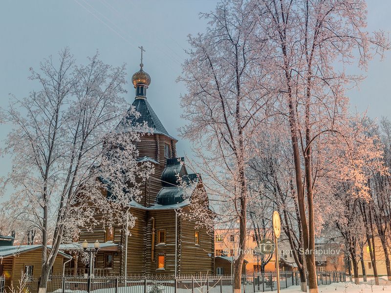 иней, церковь, храм, уличное освещение, рождество, мороз,  иней, зима, дизайн, деревянный храм, деревья в снегу, деревья в инее, городской пейзаж, город, божественный вид,  белгород, архитектура Храм святого праведного Иоанна Кронштадтского фото превью