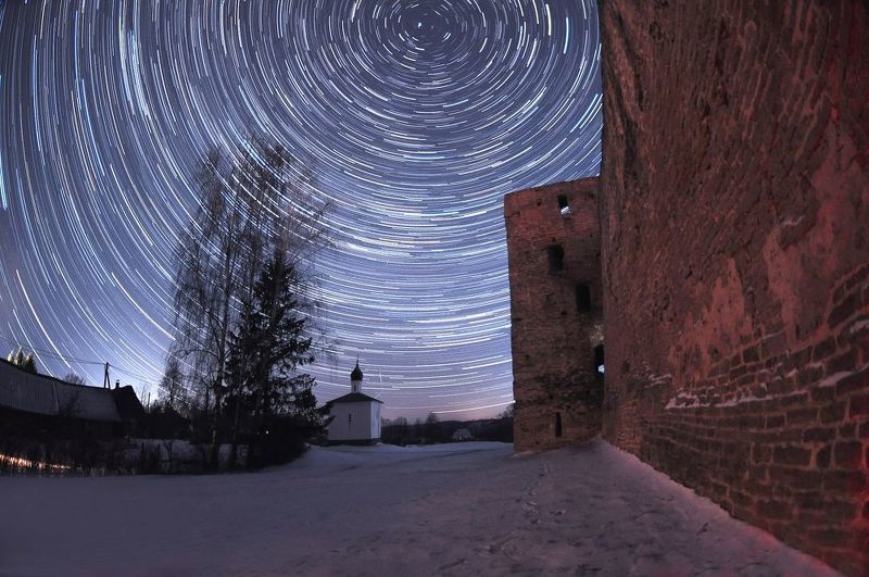 пейзаж, зима,ночь,псковская обл,звёзды, небо,крепость , мороз,изборск,часовня Звёздная карусель. фото превью