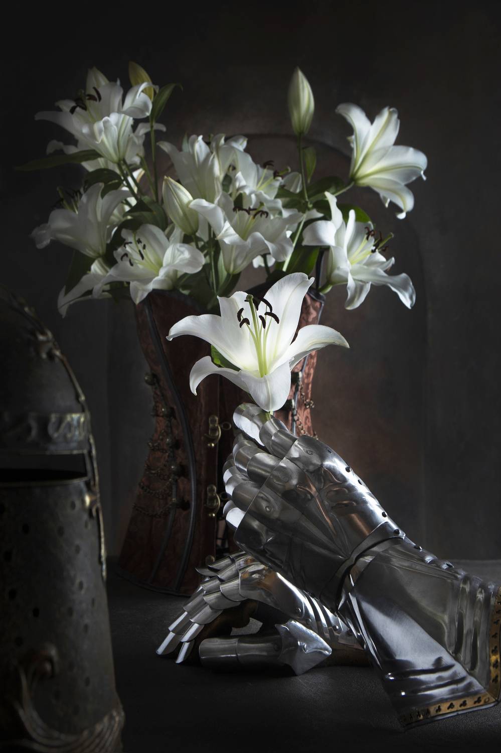 рыцарь, доспехи, перчатки, лилии, цветы, корсет, ваза, букет, династия, женский, дама, королевские, символ, щлем, отвага, доблесть, честь, битва, средневековье, воин, темный, металлический, блестящий, амуниция, защита,, Kostomarova Alla