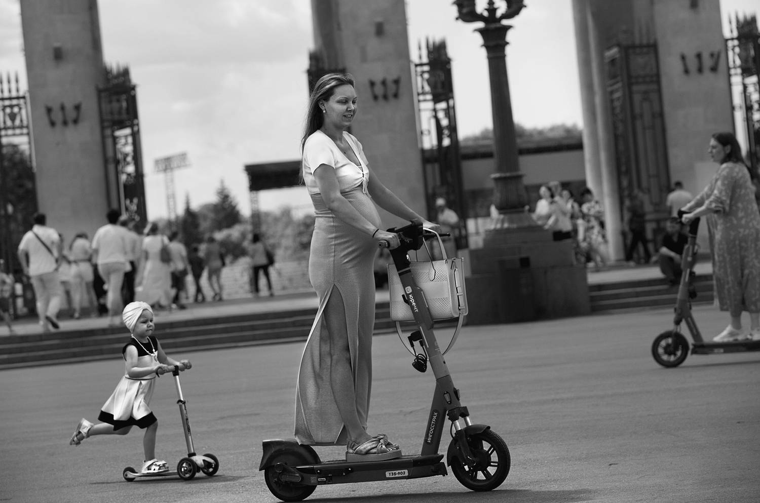 чб фото, уличное фото, стрит фото,  лето, дети, дети и самокаты, семья, Vera Trandina