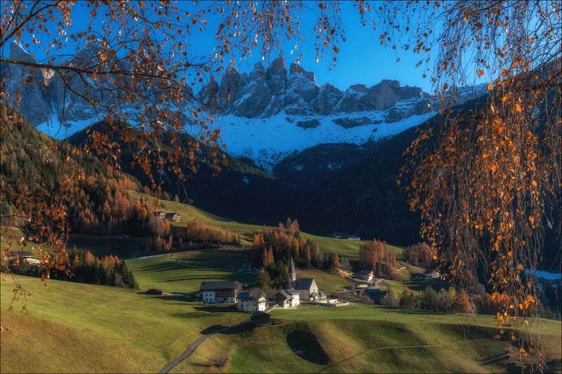 доломитовые альпы,santa maddalena,деревня,val di funes,осень,odle,италия,alps,ranui,san giovanni,церквушка,hills,mountain Уютный ноябрь фото превью