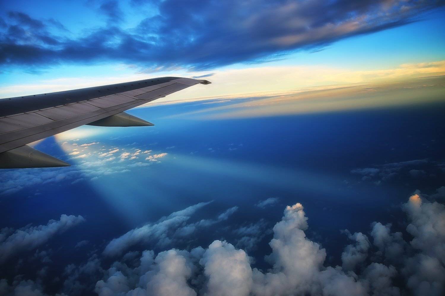 В облаках, Горизонт, Закат, Крыло самолёта, Луч, Небо, Облака, Полёт, Самолет, ALLA SOKOLOVA