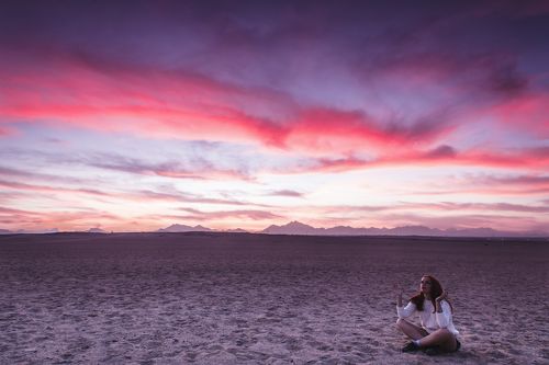 Розовый закат в пустыне