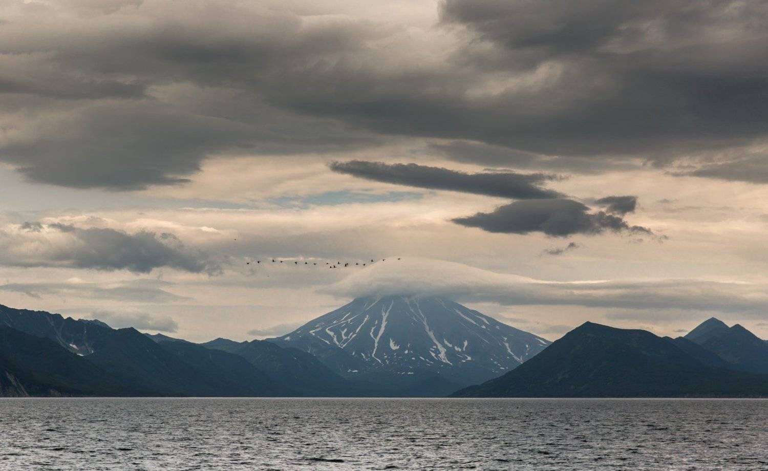 бакланы, вилючинский вулкан, камчатка, небо, стая птиц, тихий океан, тучи, Ирина Назарова
