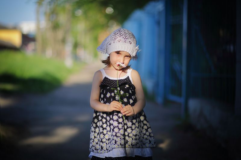 girl with flower фото превью