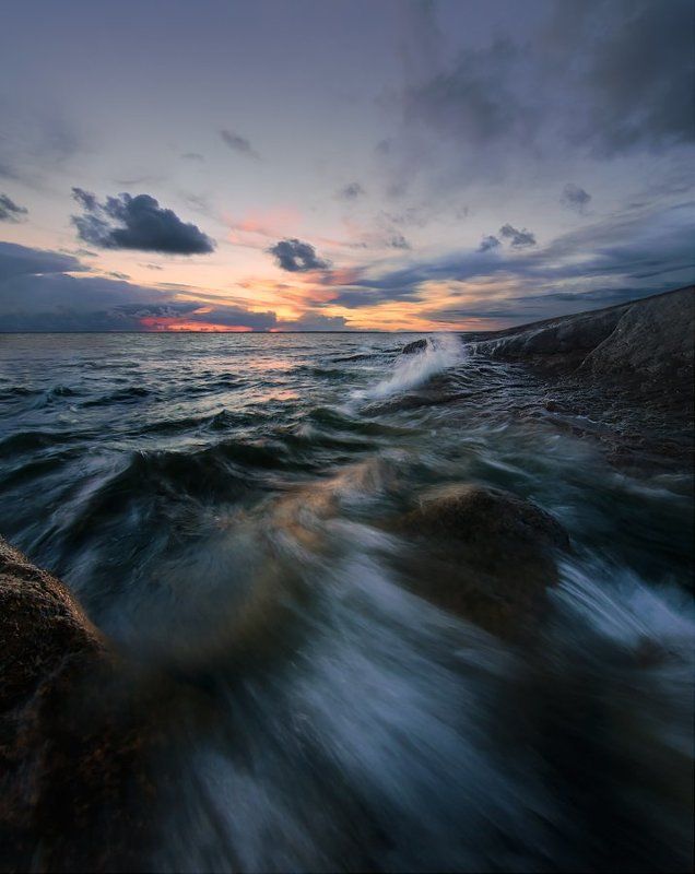 море, камни, закат, балтика Разбиваясь о камни фото превью