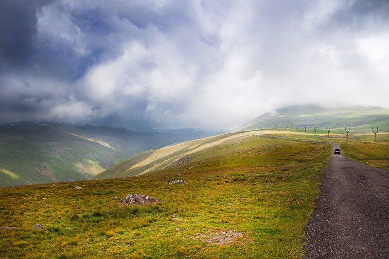 тучи, лучи солнца, дорога. автомобиль Грянет буря... фото превью