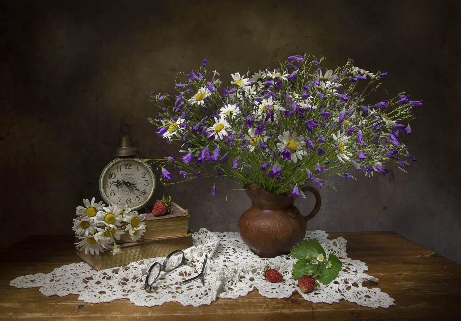 натюрморт, ромашки, колокольчики, книги, клубника, Феденкова Татьяна