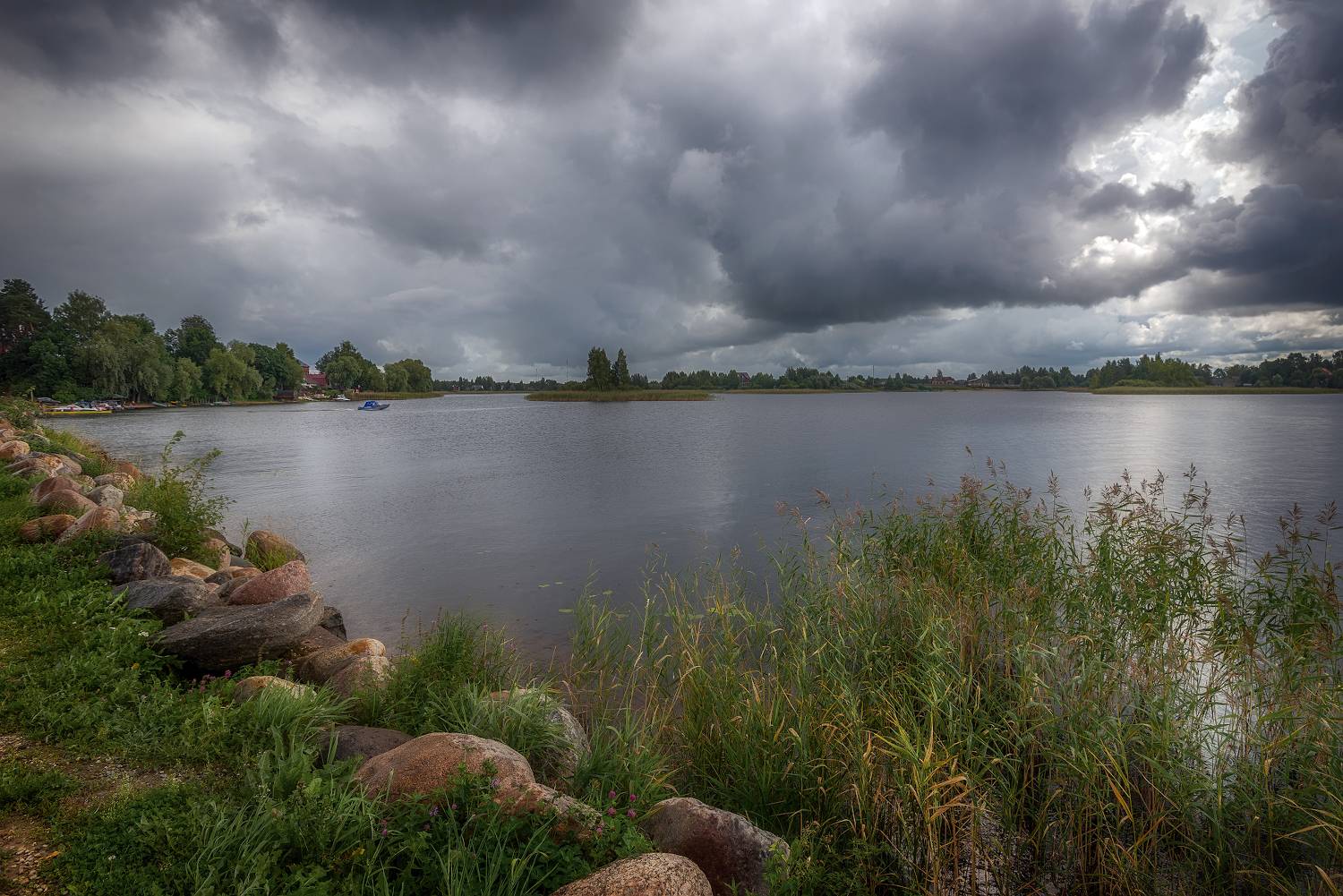 озеро, тучи, валуны, Сергей Аникин