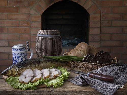 Натюрморт с копченым омулем