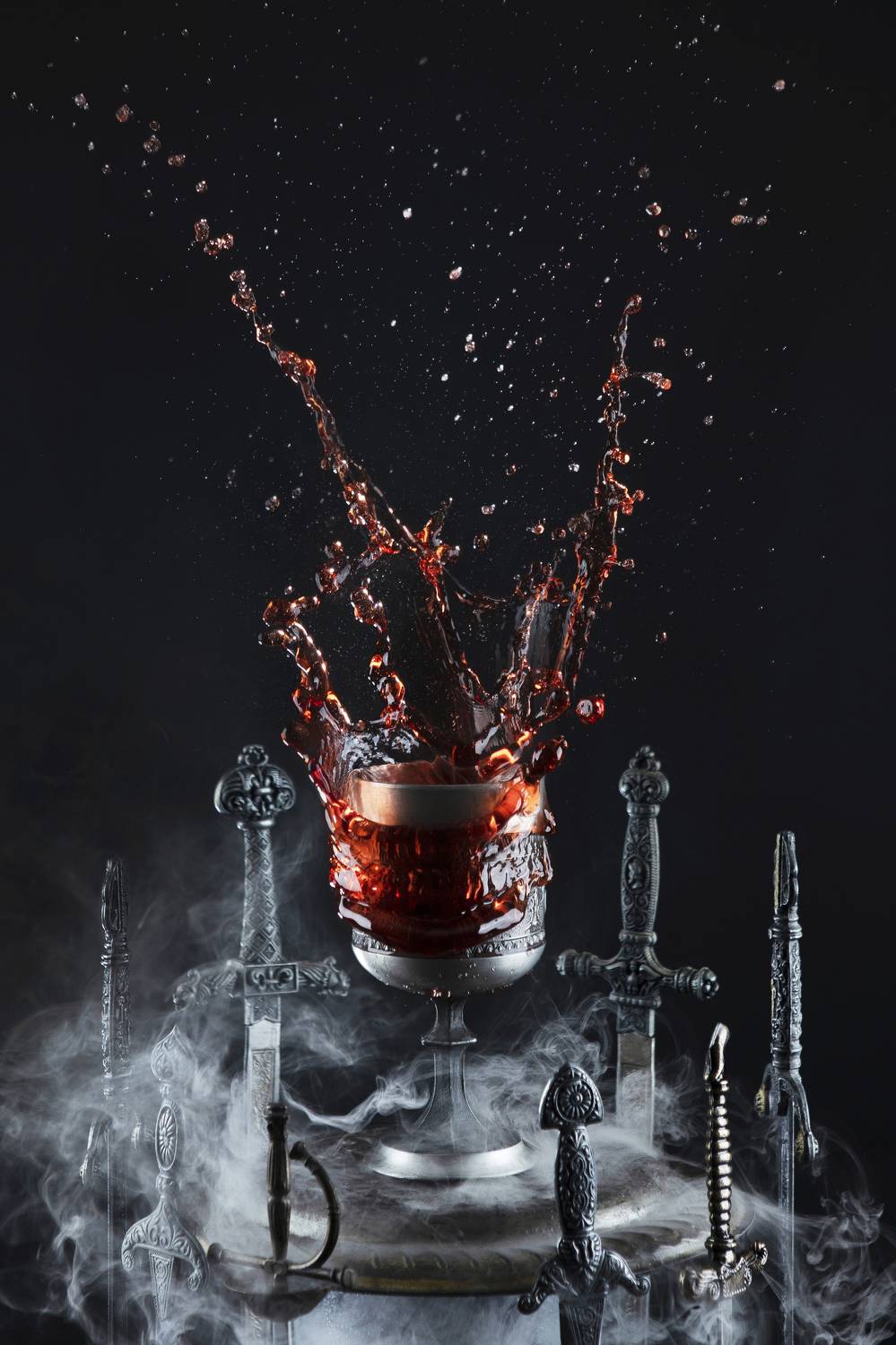 рыцарь, воин, защитник, доспехи, латные, перчатки, металл, вино, сок, виноград, доблесть, мужество, натюрморт, средневековье, кинжал, ножны, кубок, бронза, олово, выжимать, жидкость, течет, брызги, ткань, бархат, складки, Kostomarova Alla