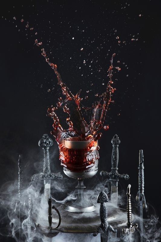 рыцарь, воин, защитник, доспехи, латные, перчатки, металл, вино, сок, виноград, доблесть, мужество, натюрморт, средневековье, кинжал, ножны, кубок, бронза, олово, выжимать, жидкость, течет, брызги, ткань, бархат, складки Явление Грааля рыцарям Круглого стола фото превью