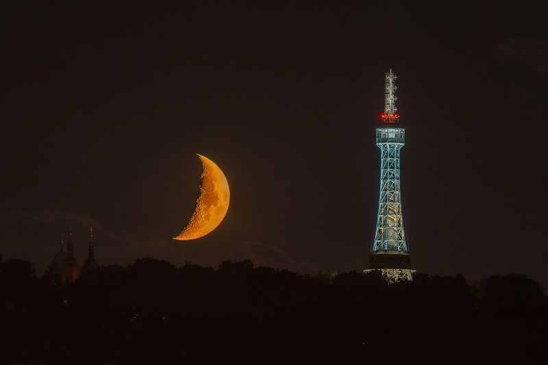 Месяц и башня фото превью