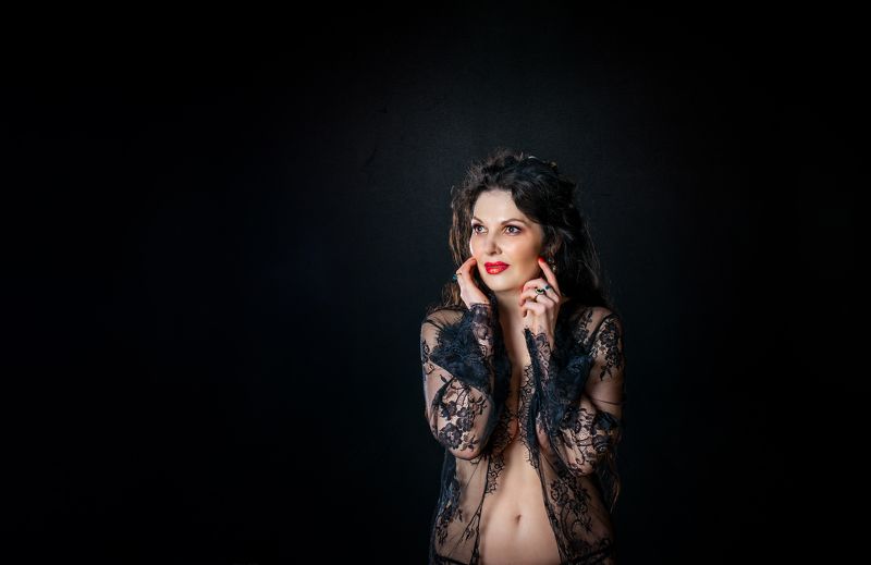 Beautiful girl in the studio фото превью