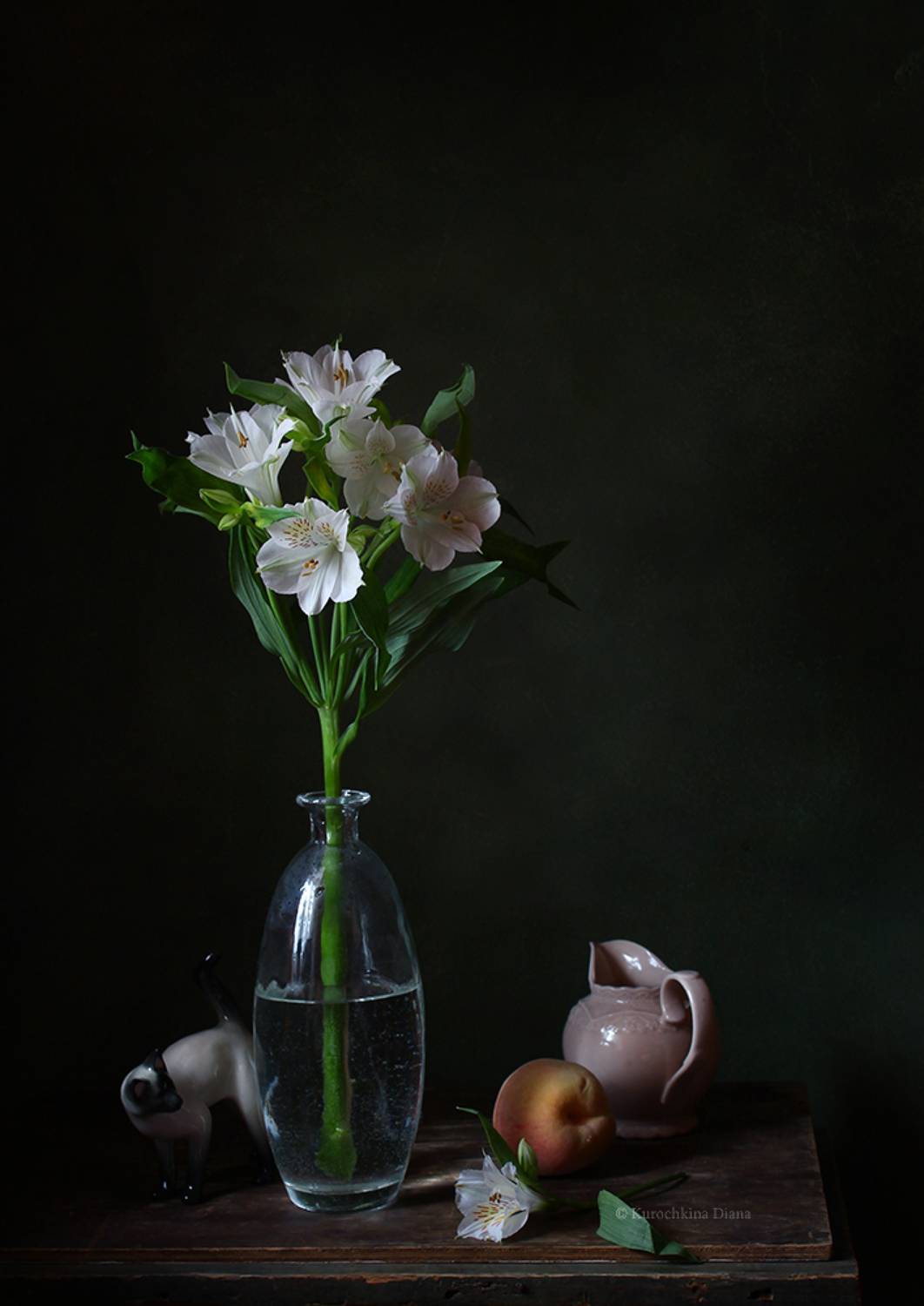 натюрморт, белая альстромерия, фарфоровый кот, персик, Курочкина Диана