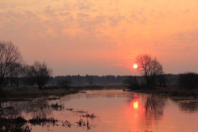 солнце, рассвет, россия, природа, отражение, разлив, весна, сезон, утро, алый, оранжевый, яркий, половодье Огонь и вода фото превью