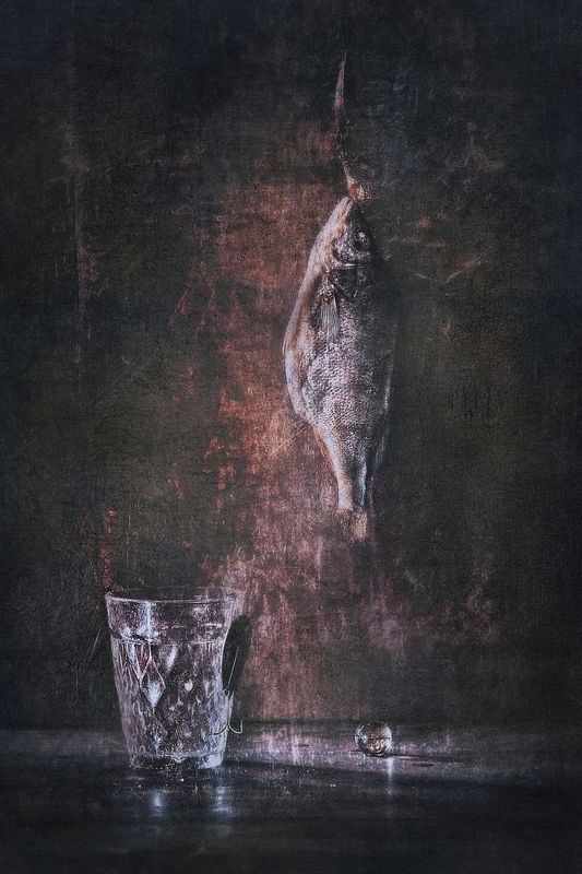 Одинокая таранка и стакан воды фото превью