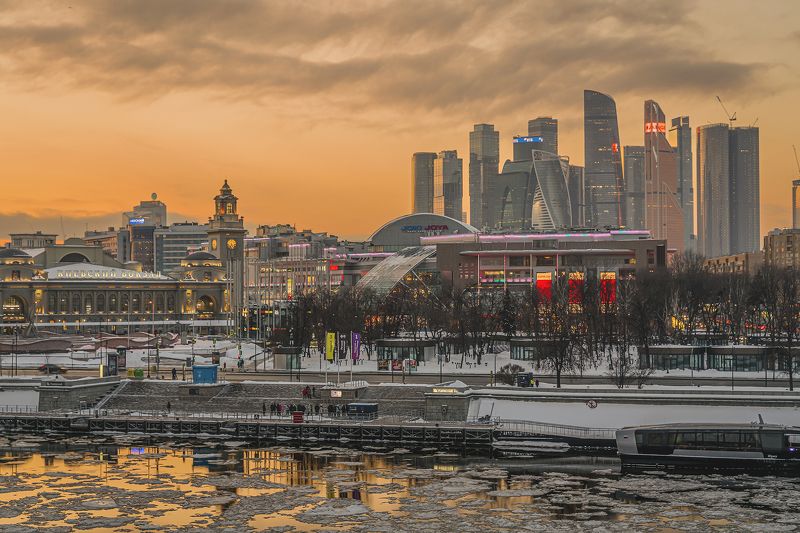 Ближе к вечеру . У реки фото превью
