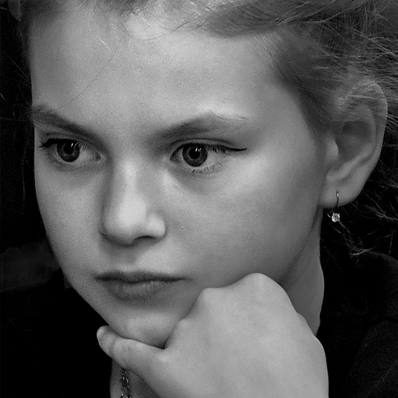 портрет, девочка, чб, апатиты, взгляд Детский задумчивый взгляд. 2024 фото превью