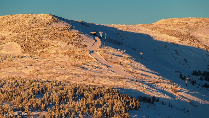 гора зелёная, зима, вечер, мороз, иней, закат, пихты, кедры, тайга, скалы, шерегеш, горная шория, сибирь Ещё один Шерегеский вечер фото превью