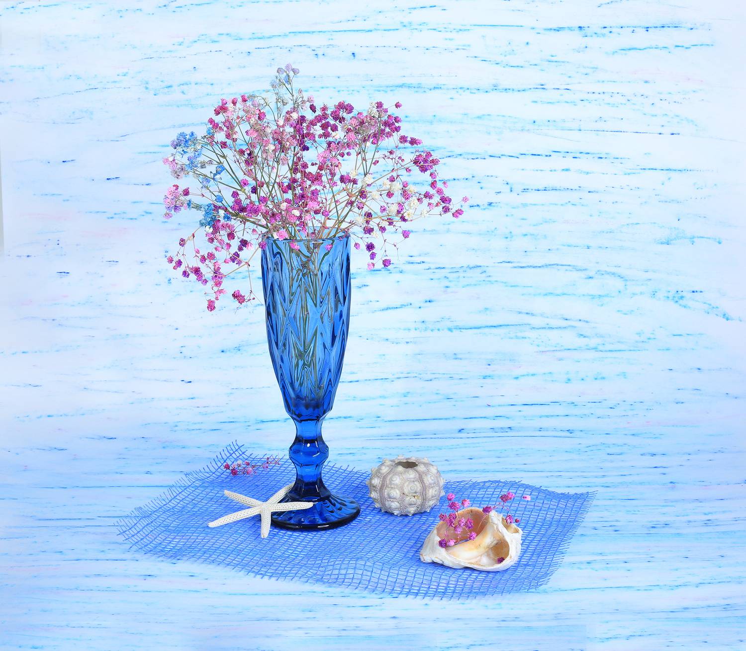 раковина, морская звезда, фужер, морской сюжет, морской еж, сетка, голубой фон, морской сюжет, натюрморт, абстрактный фон, воздушный, изящный, Галина Лоскутова
