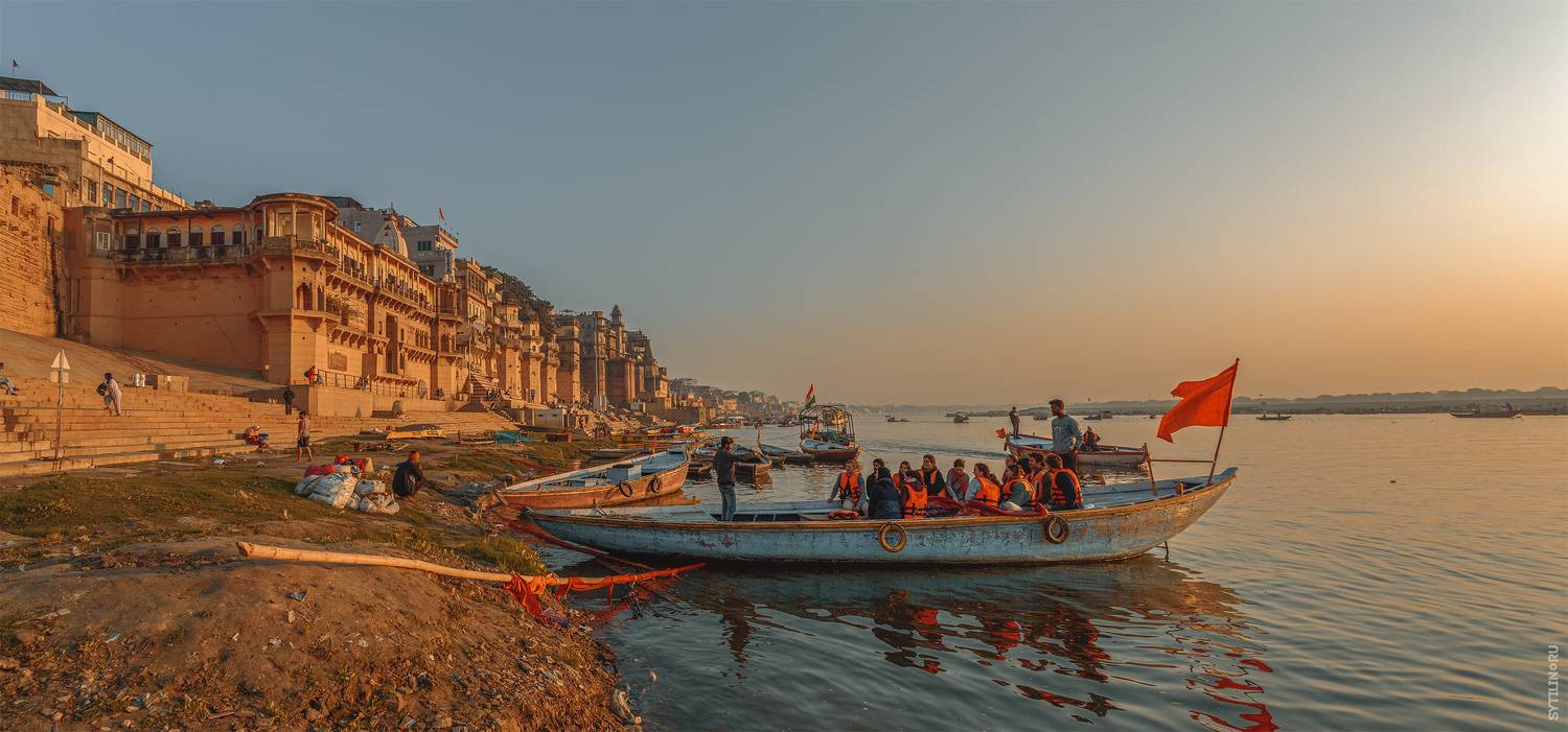 ганг, варанаси, лодка, рассвет, индия, буддизм, религия, жанр, прогулка, лодочник, панорама, широкий угол, деревянный, флаг, побережье, набережная, архитектура, тур, поездка, путешествие,, Сытилин Павел