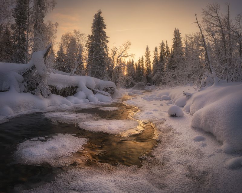 Петляет речка фото превью