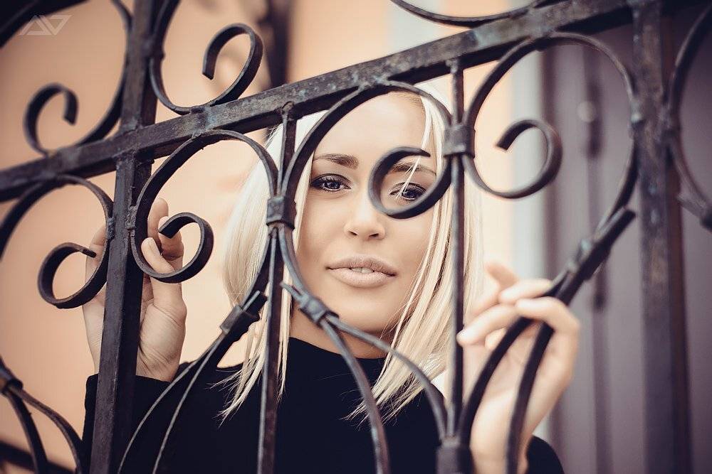 девушка, блондинка, глаза, руки, ковка, решетка, Александр Юшкевич