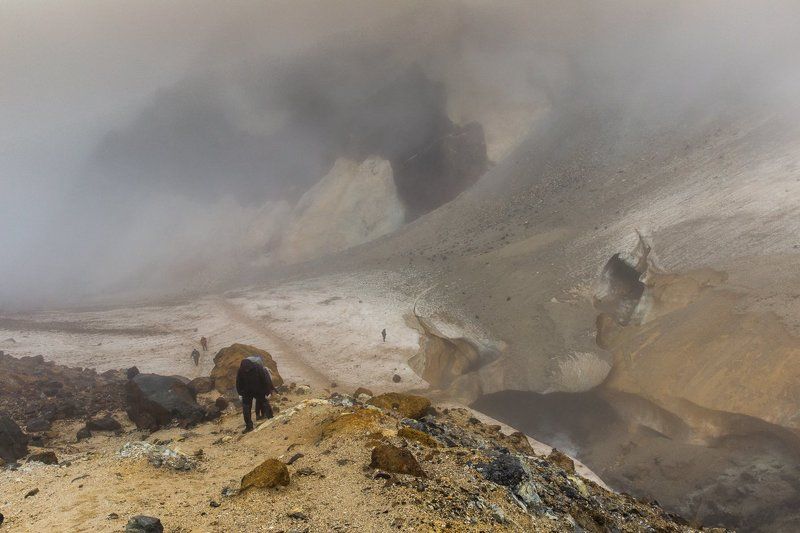 мутновский вулкан, камчатка,туман,фумаролы,подъём,туристы,путешественники, Мы в такие шагали дали... фото превью