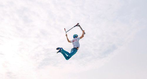 Прыжок на экстремальном самокате.