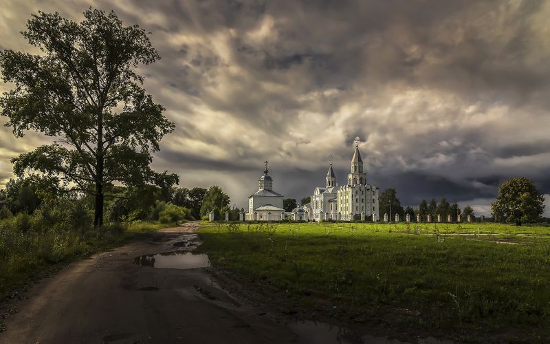дождь, пасмурно, церковь Коряжма. фото превью
