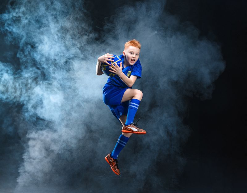 спорт футбол Юный футболист фото превью