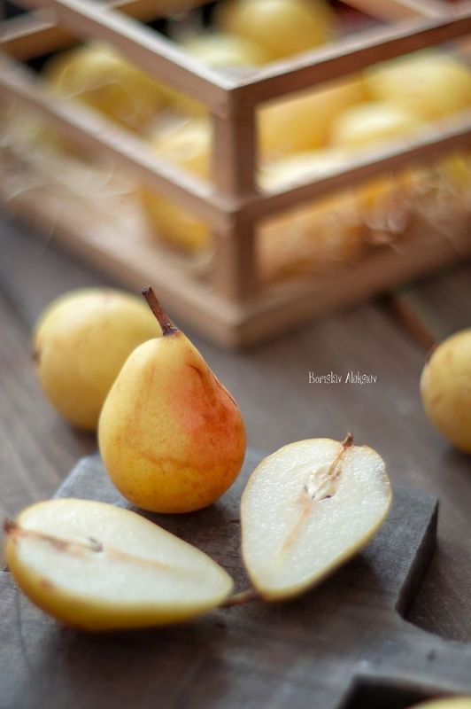 pear,fruit,bokeh,light,dark,food,sweet,wood, Pear фото превью