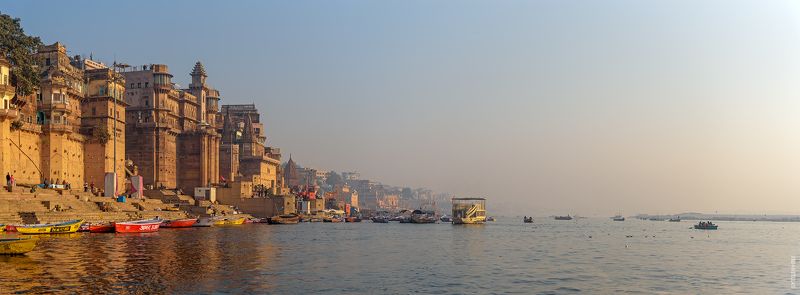 ганг, варанаси, утро, рассвет, индия, Дарбханга Гхат, панорама, широкий угол, набережная, побережье, архитектура, тур, поездка, путешествие, река Священный город Варанаси: Дарбханга Гхат. Индия. Февраль 2024 фото превью