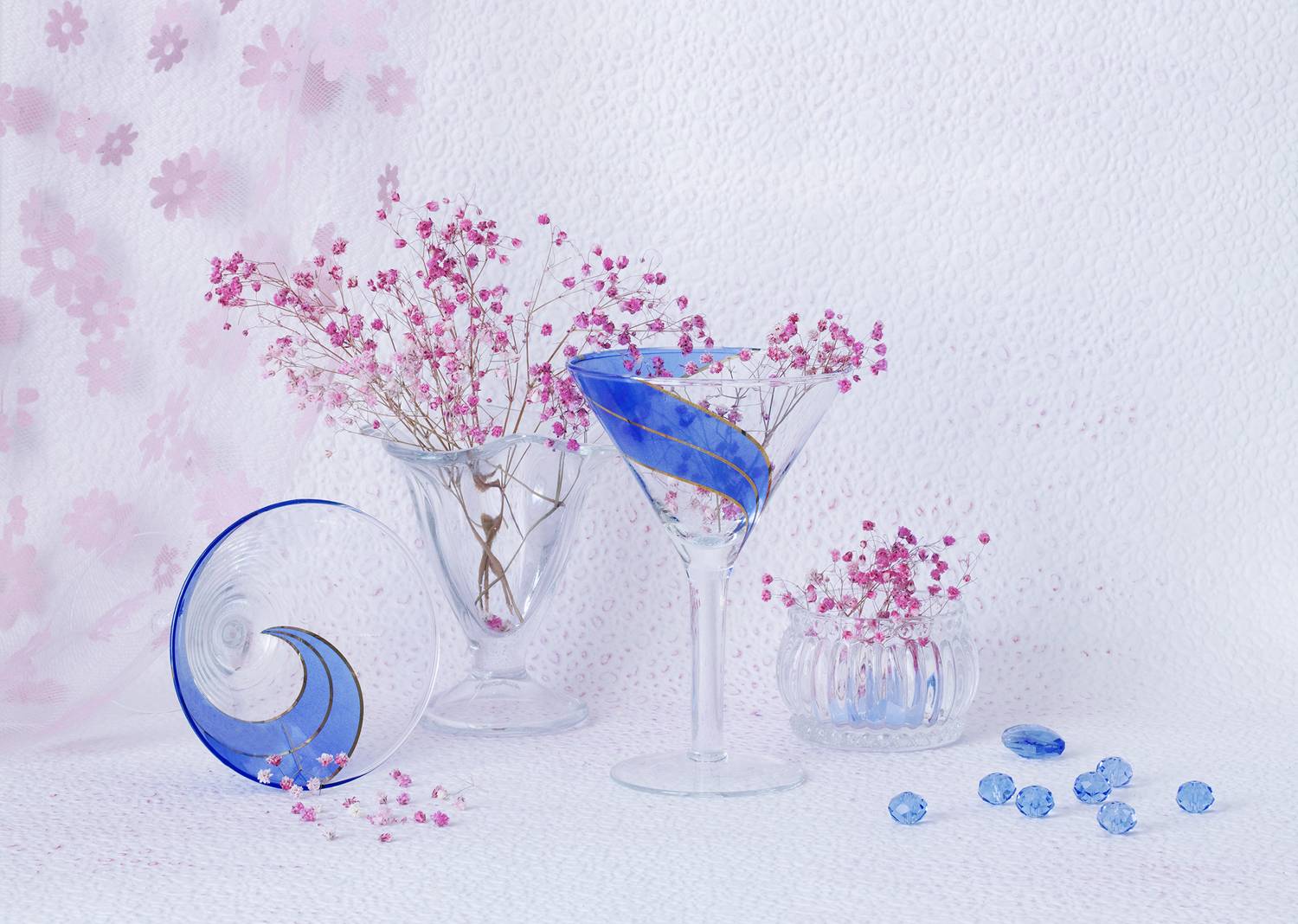 Стекло, фужер, креманка, гипсофила, бусины, белый фон, занавес, спираль, Галина Лоскутова