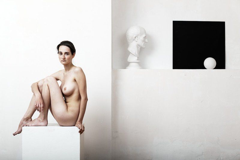 ню, девушка, белая студия, белый куб, черный квадрат, гипсовая голова Akt фото превью