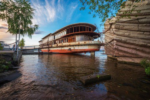 Одинокий теплоход «Павел Юдин»